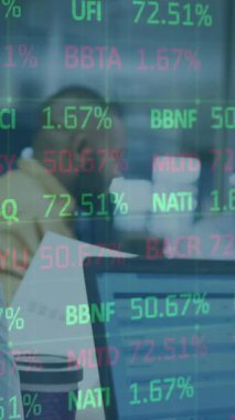 Ofiste dizüstü bilgisayarla tartışan iki farklı kadın üzerinde borsa veri işleme animasyonu. Küresel ekonomi ve iş teknolojisi kavramı