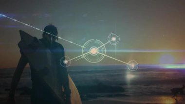 Günbatımı ufkunda duran sörfçü, köpek gezdirme sistemiyle deniz üzerinden akan teknoloji ağını başlatıyor. Sakin, yenilikçi, çağdaş, bağlantı, dinginlik, dijital, bölgesel