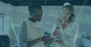 Meslektaşlar tablete dokunuyor ve finans veri analizi sırasında canlandırılmış hisse senedi grafiklerine işaret ediyorlar. İşbirliği, takım çalışması, analitik, iş, modern, teknoloji, profesyonel