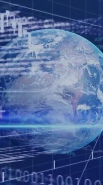 Mavi arka planda dünya üzerinde şema ve veri işleme animasyonları. Küresel iş ve dijital arayüz kavramı, dijital olarak oluşturulmuş video.