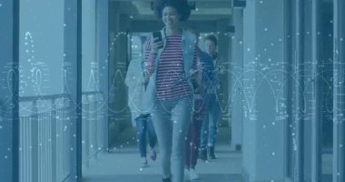 Başroldeki kadın akıllı telefon uyarısı alıyor ve ekiple tablet yürüyüş ofis koridoruna geçiyor. Teknoloji, iletişim, işbirliği, modern, profesyonel, üretkenlik, kentsel