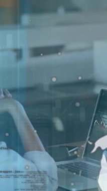 Laptop kullanan bir kadın üzerinde veri işleme ve küre animasyonu. Küresel iş ve dijital arayüz kavramı dijital olarak oluşturulmuş video.