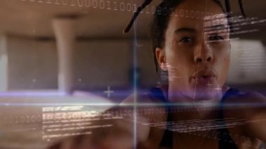 Garajda kolunu kavrayan ve kollarını ileri uzatan bir kadın. Bu arada form veri tablosu oluşturuyor. Fitness, digital, futuristic, training, technology, athletic, motion