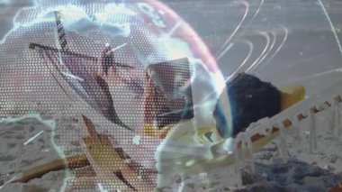 Kumsalda bir kadının öngörü için tablet araklarken küresel kaplama tanıtım başlatılıyor. Dijital, renkli, canlı, rahat, açık hava, rahatlama, bağlantı