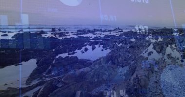 Kayalık sahilde kaybolan kaplama, yükselen değerler, yeniden boyutlandırma çubukları, veri eğilimlerini süpüren ızgara çizgileri. Sahil, analitik, görselleştirme, teknoloji, doğal, veri, modern