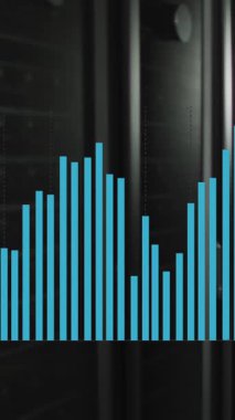 Bilgisayar sunucu odasında mavi bir grafik üzerinde veri işleme. İletişim, bilgi işleme ve dijital arayüz teknolojisi, dijital olarak oluşturulmuş video.