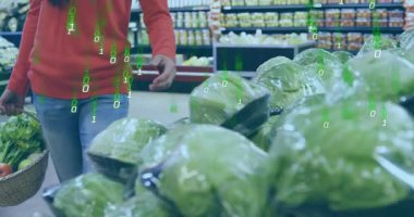 Market koridorunda yürüyen kadın, çift katmanlı kaydırma yaparken taze marul seçiyor. Taze ürün, alışveriş, piyasa, sağlıklı yaşam tarzı, organik, perakende, minimalizm