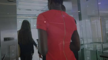 NO GOODS portalına yaklaşan bir şirket ekibi cam koridora giriyor ve üzerlerinde veri hatları var. Profesyonel, iş, teknoloji, modern, kurumsal, işbirliği, yenilik