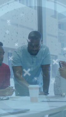 Ofisteki çeşitli iş adamları üzerinde veri işleme animasyonu. Küresel iş ve dijital arayüz kavramı dijital olarak oluşturulmuş video.