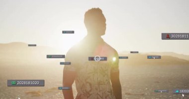 Günbatımı tarama ölçümlerinde insanların etrafında yüzen teknik etiketlere ve simgelere neden olan bir saniyelik gecikmeden sonra. Siluet, günbatımı, teknoloji, veri, analiz, manzara, sükunet