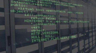 Veri merkezi rafında görünen kod örtüsü, rutinlerde kaydırılıyor ve veri akışını gösteriyor. Teknoloji, siber güvenlik, dijital, modern, ağ, altyapı, yenilik