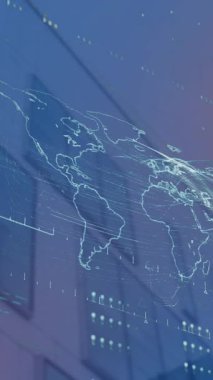 Dünya haritasında veri işleme arayüzünün animasyonu yüksek binanın düşük açılı görüntüsüyle karşılaştırılıyor. Bilgisayar arayüzü ve iş teknolojisi kavramı