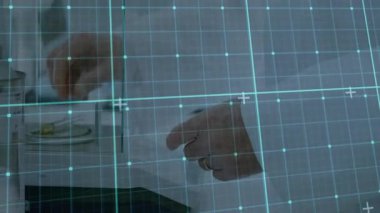 Bilimadamları laboratuvar analizi için mikro pipet kontrol ızgarası kullanarak kırmızı damla çiziyor. Araştırma, kesinlik, laboratuvar, bilimsel, analitik, teknoloji, soruşturma