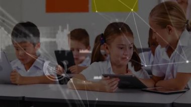 Oturan öğrenci ve tablet navigasyonuna ağ kaplamalı eğitim sahnesinde akran katılımı. Teknoloji, işbirliği, eğitim, yenilik, gençlik, sınıf, dijital