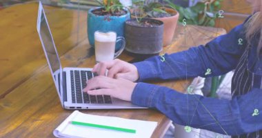 Dizüstü bilgisayar planlama iş planı yazan, latte yudumlayan, telefonları kaydıran, notlar yazan serbest çalışan biri. Eş zamanlı çalışma, üretkenlik, sükunet, yaratıcı, kentsel, modern, yaşam tarzı