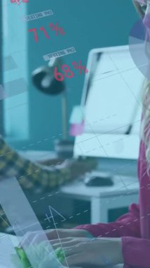 Ofiste çalışan Kafkas iş kadınının veri işleme animasyonu. Küresel iş, bilgisayar, dijital arayüz ve veri işleme kavramı dijital olarak oluşturuldu.