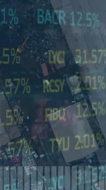 Şehir manzarası üzerinde finansal veri işleme animasyonu. küresel iş, finans ve veri işleme kavramı dijital olarak oluşturulmuş video.