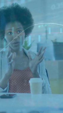 Veri eğilimlerini açıklamak, iş kadını ofis ortamında finansal veri animasyonunu işliyor. analitik, finans, kurumsal, teknoloji, meslek, analiz