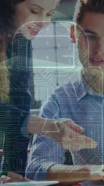 Ofiste dizüstü bilgisayar kullanan çeşitli erkek ve kadın meslektaşlar üzerinde asma kilit ikonu canlandırması. Siber güvenlik ve iş teknolojisi kavramı