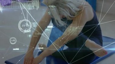 Mavi hasırın üzerinde bacaklarını hizalayan kadın egzersizi ileri doğru esnemeye başlıyor, animasyon fitness HUD gösteriyor. Sağlık, esneklik, dijital kaplama, sanal arayüz, fitness rutini, sağlıklı yaşam tarzı, aktif giyim