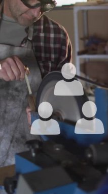 Atölyedeki makineleri kullanarak beyaz erkek tamircinin üzerine çıkan insanların animasyonları. Dijital bileşik, sosyal medya, teknoloji, iş, ekipman, çalışma, beceri kavramı.