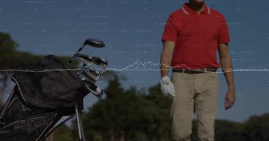 Golf çantasına yaklaşan erkek golfçü güneşli sahada salıncağa hazırlanmak için demiri kavrıyor. Atletik, boş zaman, hassasiyet, açık hava, rahatlama, spor, aktif