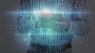 Teknoloji tanıtımında tableti tıklatan, mavi çizgileri başlatan, cihazın etrafında dönen ızgaralar. Teknoloji, yenilik, dijital, geleceksel, arayüz, bağlantı, veri