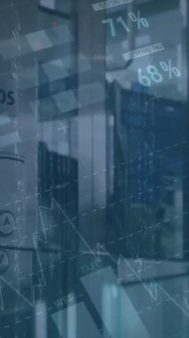 Ofisteki kaldırma üzerinde veri işleme animasyonu. küresel iş, finans ve dijital arayüz kavramı dijital olarak oluşturulmuş video.