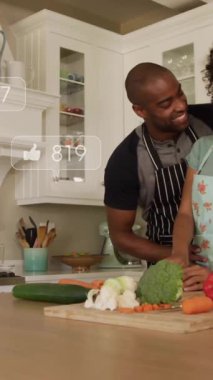 Sosyal medya etkileşimi, mutfakta birlikte yemek pişiren çiftlerin animasyonlarını simgeliyor. dijital, iletişim, paylaşım, ev hayatı, bağlanma, modern teknoloji