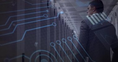 Bilgi işlem uzmanı donanım izleme için devre örtüsü kullanarak sunucu odasına giriyor. Teknoloji, siber güvenlik, veri, ağ oluşturma, yenilik, profesyonellik, fütüristik