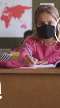 Okuldaki yüz maskesi takan beyaz bir kızın üzerinde ortaya çıkan okul malzemelerinin animasyonu. okul, eğitim ve öğrenim covid 10 salgın konsepti boyunca dijital olarak oluşturulan video.