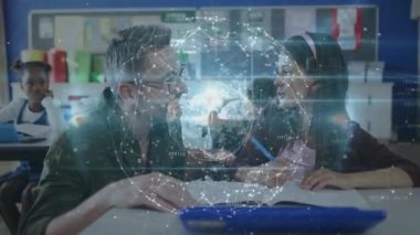 Öğretmen ve öğrenci, yukarıda coğrafyayı gösteren kitap ve dijital küreyi tartışıyor. Eğitim, yenilik, eğitici, e-öğrenme, etkileşimli, sınıf, teknoloji