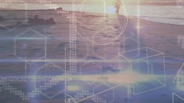 Kıdemli kadın, güneş ufukta belirdikçe kıyı şeridinde yürüyor. Teknolojik veri akışları, titreşimler. Siluet, kıyı şeridi, alacakaranlık, dijital, görselleştirme, yansıtma, sükunet