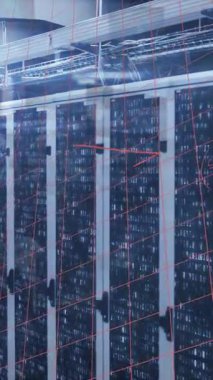 Bilgisayar sunucuları üzerinden bağlantı ağının ve hareket eden sütunların animasyonu. Dijital arayüz ve teknoloji konsepti dijital olarak oluşturulmuş video bağlantıları.