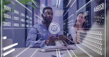 İş arkadaşları ellerinde tablet ve sinyal anlaşması tutuyorlar. El sıkışmadan önce holografik veriler yükseliyor. İşbirliği, teknoloji, yenilik, dijital, profesyoneller, çalışma alanı, iletişim