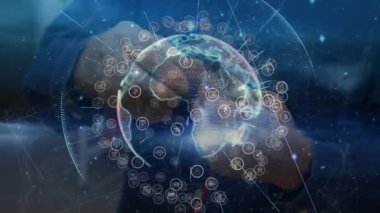 Teknoloji uzmanı Afrika 'ya yakınlaşan sinyal şebeke simgeleriyle holografik küre yaratıyor. Holografi, bağlantı, yenilik, dijital, fütüristik, arayüz, analiz