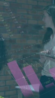 Beyaz bir kadının ofisteki meslektaşlarıyla tartışması üzerine istatistiksel veri işleme animasyonu. Bilgisayar arayüzü ve iş veri teknolojisi kavramı