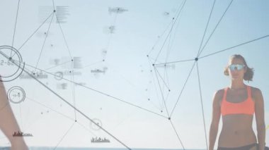 Arkadaşları kumsalda beşlik çakmak için yaklaşırken dijital ağ grafikleri kadının etrafında kayboluyor. Gelecek, teknoloji, bağlantı, işbirliği, yenilik, açık hava, canlı