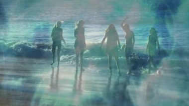 Beş arkadaş seyahat için kıyıda sörf yapıyor. Dalgaları kaldırıyor ve dengeli tepkiler veriyor. Plaj, arkadaşlık, macera, canlılık, rahatlık, sükunet, açık hava