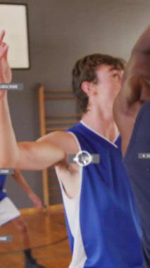 Spor salonunda basketbol oynamak, oyuncular üzerinde sosyal medya bilgilendirmeleri. Spor, takım çalışması, egzersiz