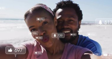 Canlı yayında telefonla kucaklaşan ve yüzen bildirim köpüğü taşıyan bir çift nişanlanıyor. Romantik, plaj, yaşam tarzı, gündelik, canlı, bağlantı, dijital