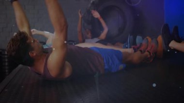 Eğitmen beden eğitimi için senkronize çekirdek eğitimini başlatıyor, V Fitness, egzersiz, güç, dayanıklılık, eğitim, sağlık