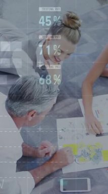 Çeşitli iş adamlarının iş tartışmalarında veri işleme animasyonu. Küresel iş ve dijital arayüz kavramı dijital olarak oluşturulmuş video.