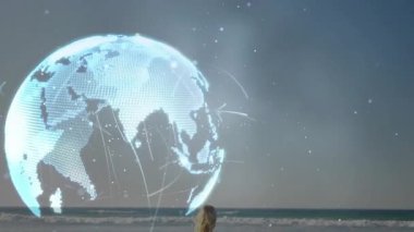 Holografik dünya plaj yakınında dönüyor, kadın verileri gösteren yörünge çizgileri olarak dönüyor. Gelecek, bağlantı, görselleştirme, iklim, yenilik, teknoloji, dinginlik