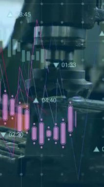 Atölyedeki makinelerin üzerinde grafik ve veri işleme animasyonları. Bağlantı, ağ, veri, iş, ekipman ve imalat, dijital olarak oluşturulmuş video.
