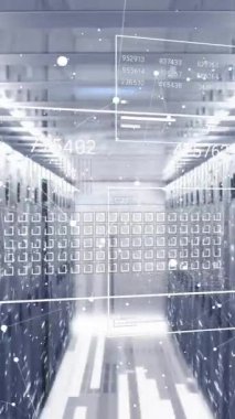 Bilgisayar sunucuları üzerinden veri işleme animasyonu. Küresel finans, iş, bağlantılar, hesaplama ve veri işleme kavramı dijital olarak oluşturulmuş video.