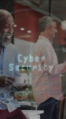 Siber güvenlik metninin animasyonu, Afrika kökenli Amerikalı bir adamın ofise gülmesi üzerine büyüteç. Siber güvenlik ve iş teknolojisi kavramı