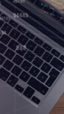 Değişen numaraların animasyonu, dizüstü bilgisayarın ve kahve fincanının üzerinde borsa veri işlemesi. Siber güvenlik ve iş teknolojisi kavramı