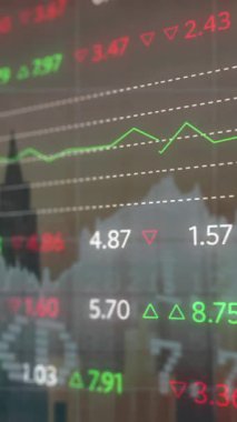 Şehirdeki finansal verilerin ve grafiklerin animasyonu. küresel finans, ekonomi, iş ve teknoloji kavramı dijital olarak oluşturulmuş video.