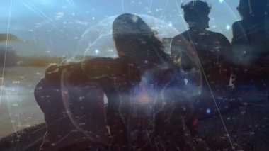 Kıyı şeridini keşfeden arkadaşlar, veri küresi sürüklenirken, kayanın üzerinde denize bakan kayalara adım atıyorlar. Macera, arkadaşlık, açık hava, doğal, yenilikçi, sükunet, keşif